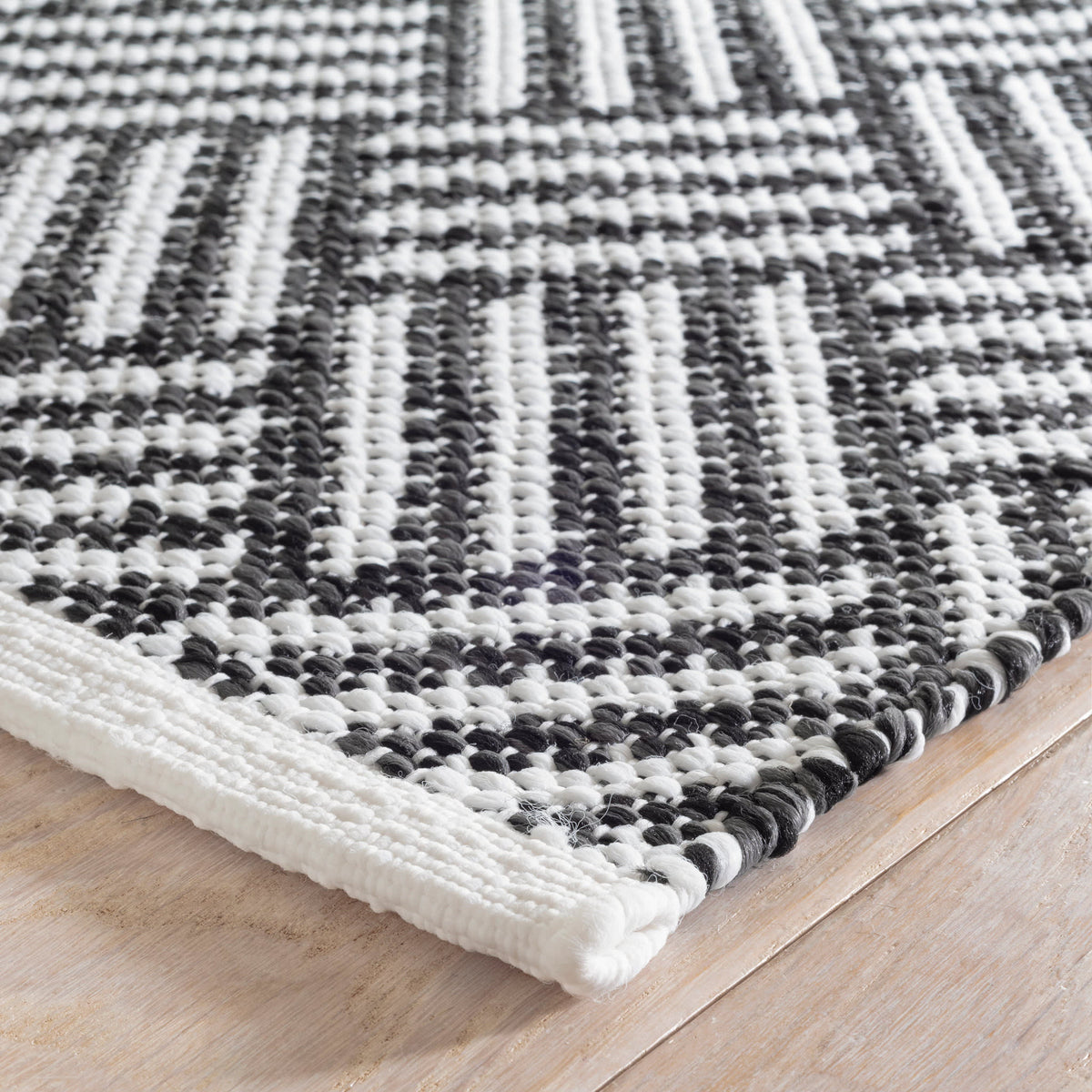 Crisscross Handwoven Indoor/Outdoor Rug | Black