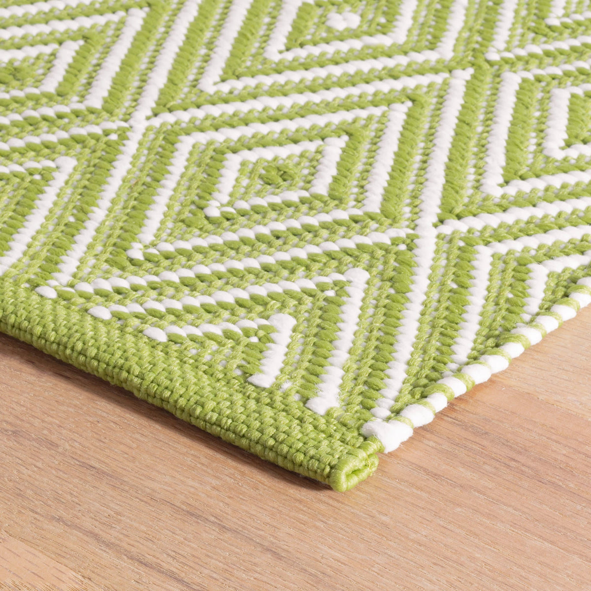 Diamond Handwoven Indoor/Outdoor Rug | Sprout/White