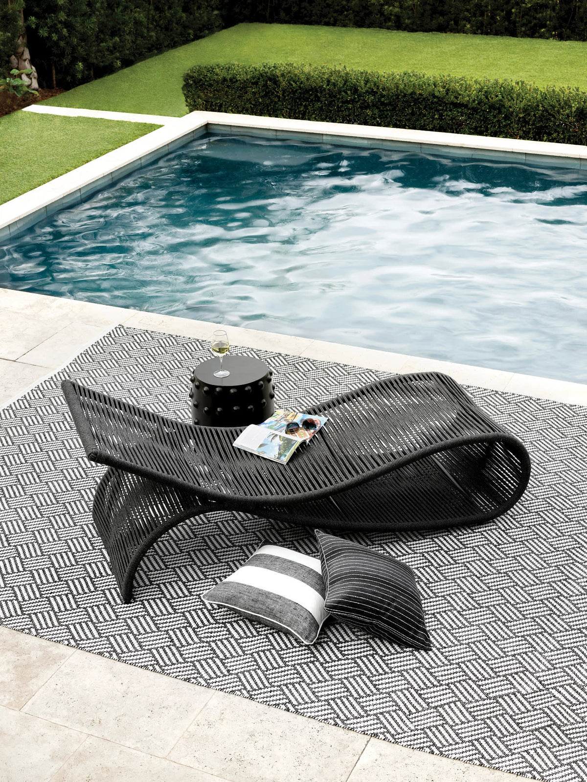 Crisscross Handwoven Indoor/Outdoor Rug | Black