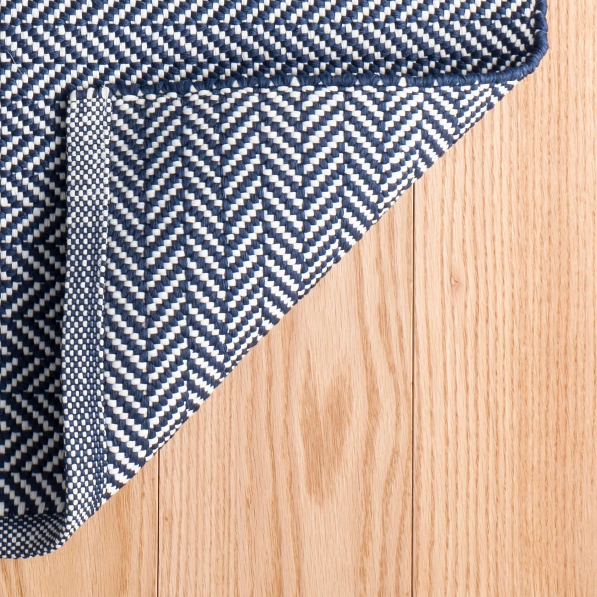 Herringbone Handwoven Indoor/Outdoor Rug | Navy/Ivory