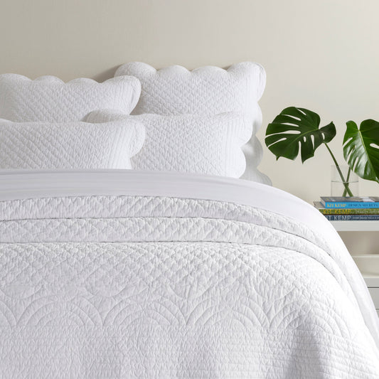 Power Shake Scallop Quilt | White