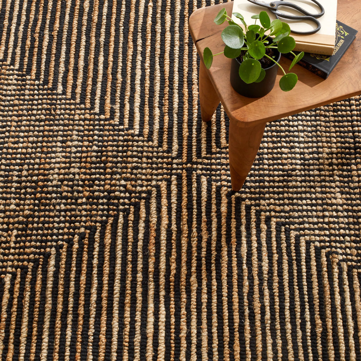 Kelan Handwoven Jute Rug | Black