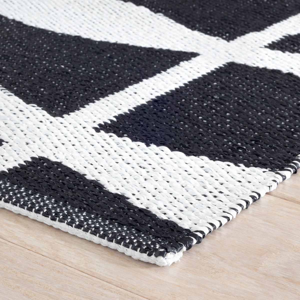 Circuit Handwoven Indoor/Outdoor Rug | Black