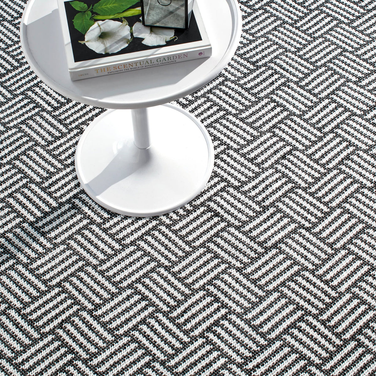 Crisscross Handwoven Indoor/Outdoor Rug | Black